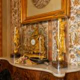 ...un antico orologio e delle statue in legno rivestite in oro zecchino raffiguranti le stagioni